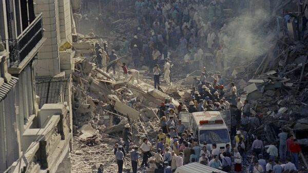 Bomberos y rescatistas caminan entre los escombros de la Embajada de Israel después del atentado terrorista de 1992 (archivo)  - Sputnik Mundo