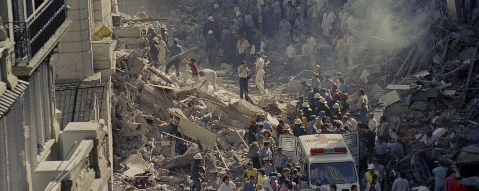 Bomberos y rescatistas caminan entre los escombros de la Embajada de Israel después del atentado terrorista de 1992 (archivo)  - Sputnik Mundo, 1920, 12.04.2024