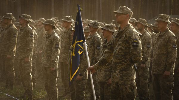 Soldados recién reclutados asisten a una ceremonia mientras celebran el final de su entrenamiento en una base militar cerca de Kyiv, Ucrania, el 25 de septiembre de 2023  - Sputnik Mundo