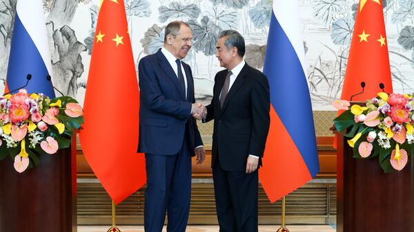 El canciller ruso, Serguéi Lavrov, y el ministro de Exteriores chino, Wang Yi, el 9 de abril, 2024 - Sputnik Mundo