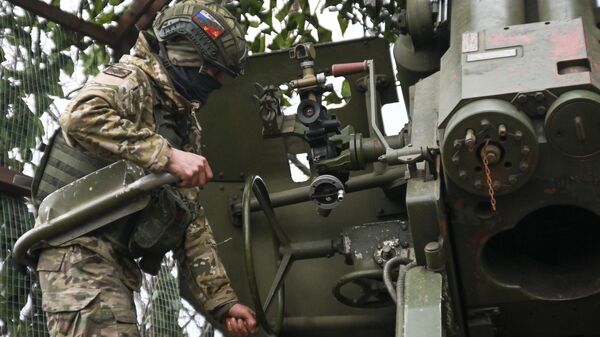 Un soldado del grupo de fuerzas ruso Centro dispara desde un cañón de artillería - Sputnik Mundo