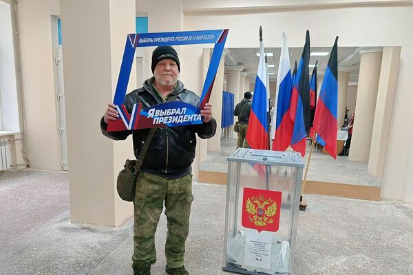Russell Bentley en uno de los colegios electorales durante las elecciones presidenciales rusas, marzo de 2024. - Sputnik Mundo