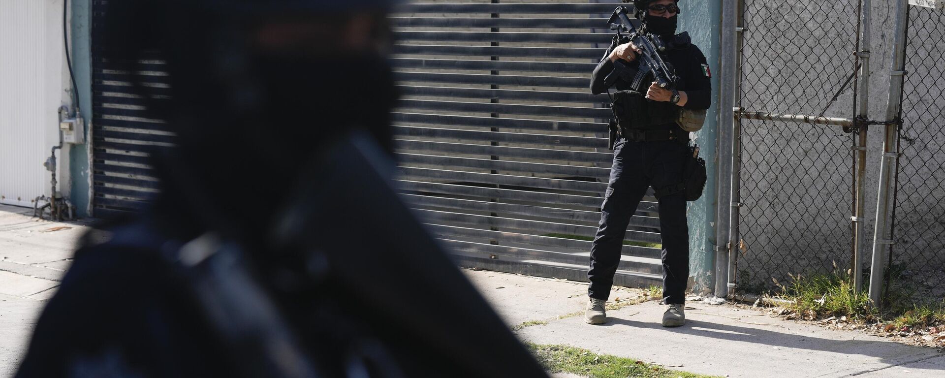 Policías municipales patrullan en una colonia de Celaya, México, el 28 de febrero de 2024  - Sputnik Mundo, 1920, 12.04.2024