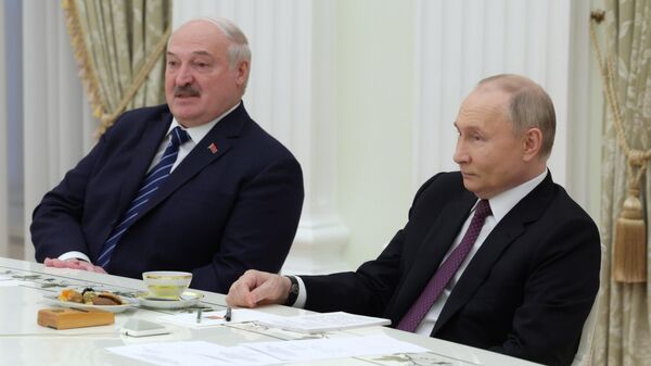 El presidente bielorruso, Alexandr Lukashenko, y su par ruso, Vladímir Putin, se reúnen con los participantes de la 21.ª expedición a la Estación Espacial Internacional  - Sputnik Mundo
