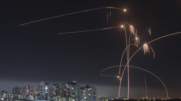 El sistema de defensa antimisiles conocido como Cúpula de Hierro de Israel dispara interceptores contra cohetes lanzados desde la Franja de Gaza (archivo) - Sputnik Mundo