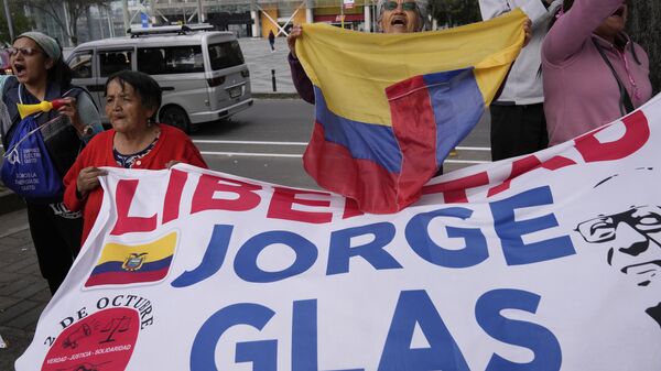 Partidarios del ex vicepresidente Jorge Glas aplauden después de que un tribunal de justicia ecuatoriano declarara que su arresto dentro de la embajada de México era ilegal, en Quito, Ecuador, el viernes 12 de abril de 2024 - Sputnik Mundo