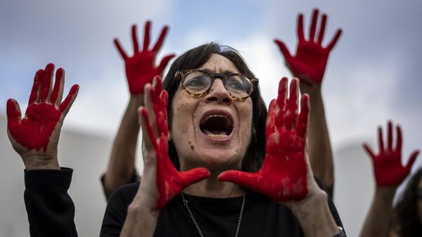 Familiares y partidarios de los rehenes retenidos en la Franja de Gaza gritando y levantando las manos, pintados de rojo, Israel - Sputnik Mundo