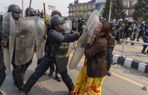 Agentes de la Policía golpean con porras a seguidores del partido Rastriya durante una protesta para exigir la restauración de la monarquía en Katmandú, Nepal. Semanas de protestas callejeras en 2006 obligaron al entonces rey Gyanendra a abandonar el régimen autoritario e introducir la democracia. - Sputnik Mundo