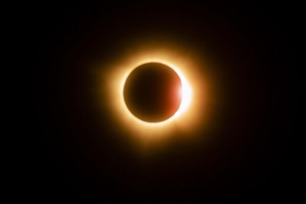 El 8 de abril de 2024, un eclipse solar cruzó Norteamérica, pasando por México, Estados Unidos y Canadá. Millones de personas pudieron observar el fenómeno astronómico en que el Sol quedó totalmente oculto tras la Luna y, en algunas regiones, el cielo se oscureció por completo. - Sputnik Mundo
