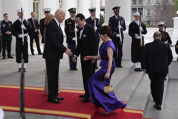 El presidente de EEUU, Joe Biden, y la primera dama, Jill Biden, saludan al primer ministro japonés, Fumio Kishida, y a su esposa, Yuko Kishida, en Washington, D.C., EEUU. - Sputnik Mundo