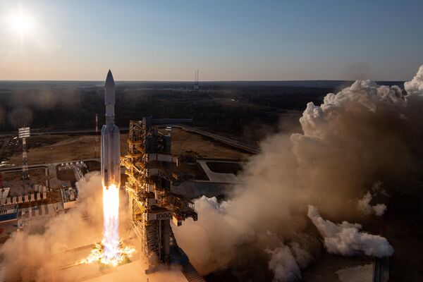 El primer lanzamiento del cohete espacial Angara-A5 desde el cosmódromo de Vostochni, Rusia. - Sputnik Mundo