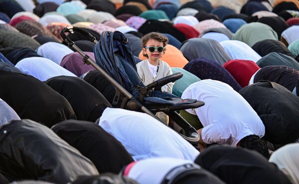 Musulmanes durante la oración en Bucarest, Rumania. Un niño asiste a un servicio religioso con motivo de la festividad del Eid al Fitr, que marca el final del mes sagrado musulmán del Ramadán. - Sputnik Mundo