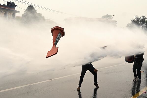 Cuerpos de seguridad utilizan cañones de agua para dispersar a manifestantes durante una protesta en Katmandú, Nepal. El 9 de abril, la Policía nepalesa utilizó gases lacrimógenos y cañones de agua mientras miles de personas se manifestaban. - Sputnik Mundo