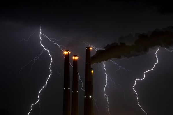 Relámpagos sobre la central eléctrica de Orot Rabin, cerca de Hadera, Israel. - Sputnik Mundo