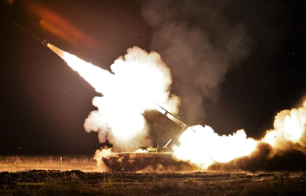 El sistema de lanzamiento de cohetes termobáricos TOS-1A Solntsepiok dispara en uno de los campos de entrenamiento de Rusia. - Sputnik Mundo