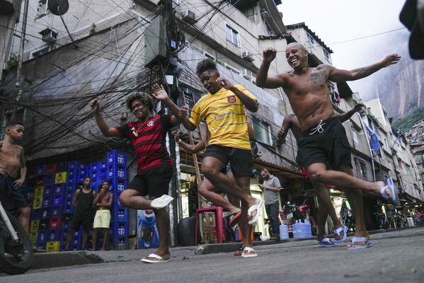 Un grupo de personas baila una danza callejera tradicional en Río de Janeiro, Brasil. - Sputnik Mundo
