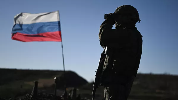 Un militar ruso realizando trabajos de combate en un tren blindado especial en la dirección de Krasni Limán - Sputnik Mundo
