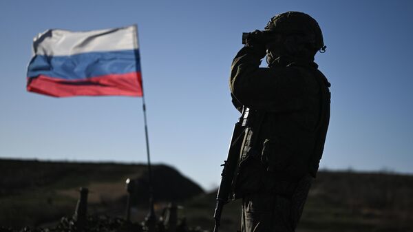 Un militar ruso realiza trabajos de combate en un tren blindado especial en la dirección de Krasni Limán - Sputnik Mundo