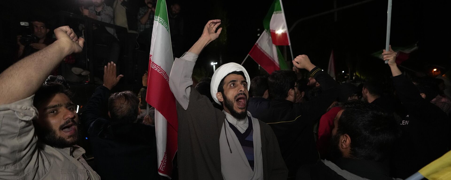 Manifestantes iraníes corean consignas durante su concentración antiisraelí frente a la Embajada británica en Teherán, el 14 de abril de 2024 - Sputnik Mundo, 1920, 14.04.2024
