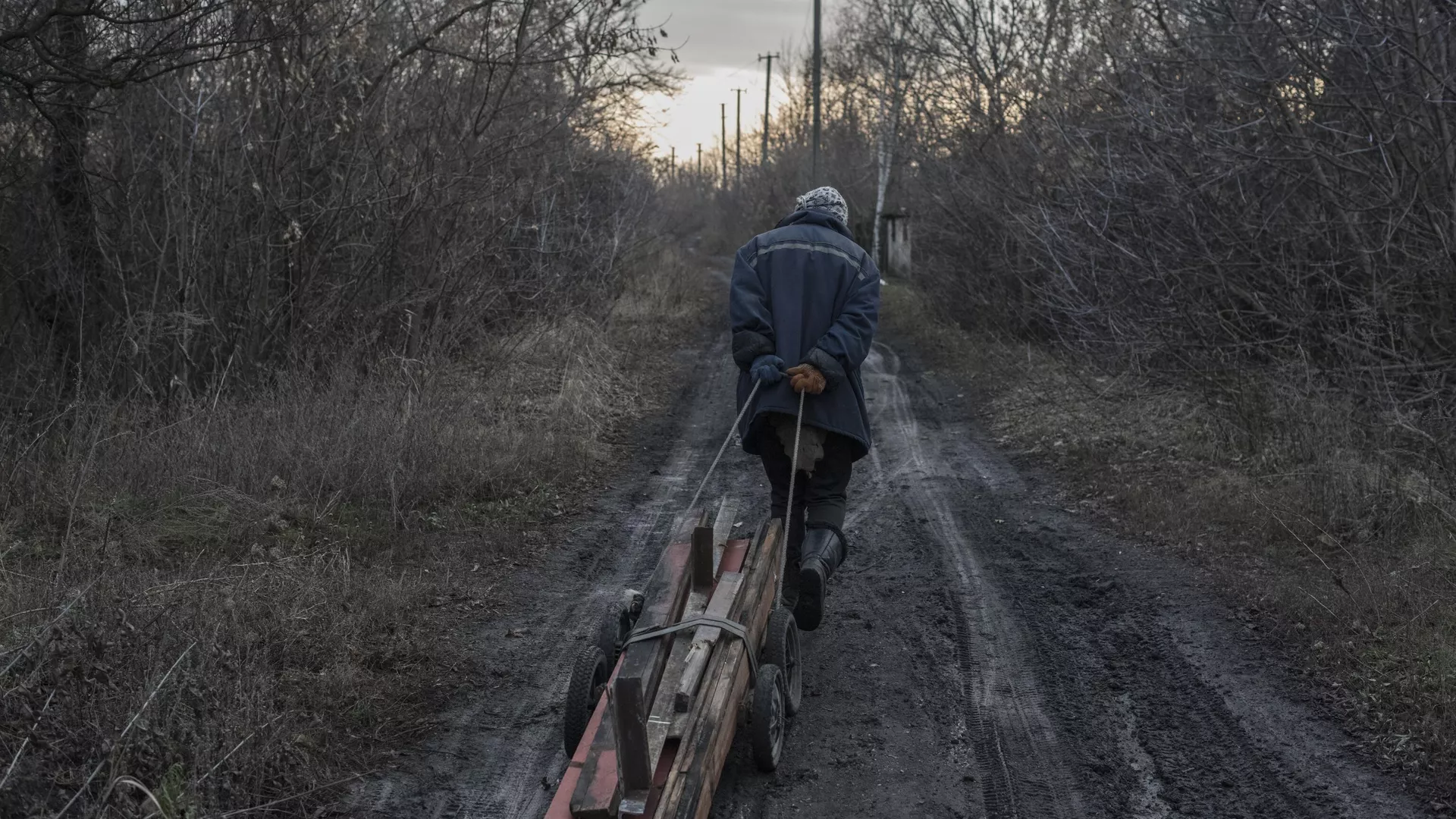 Un residente local en un camino rural cerca de la ciudad de Górlovka de la región de Donetsk - Sputnik Mundo, 1920, 18.07.2024