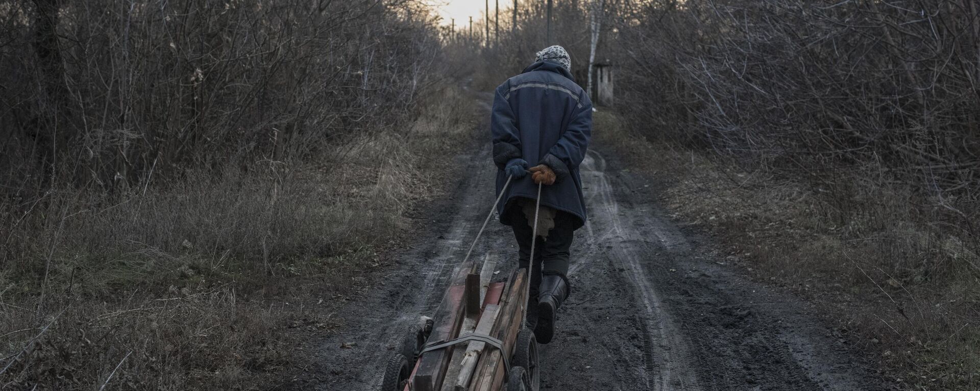 Un residente local en un camino rural cerca de la ciudad de Górlovka de la región de Donetsk - Sputnik Mundo, 1920, 14.04.2024