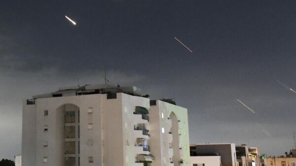 La defensa antiaérea israelí repele un ataque iraní la noche del 13 al 14 de abril - Sputnik Mundo