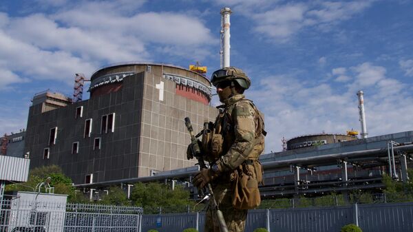 Un militar ruso patrulla el territorio de la central nuclear de Zaporozhie, en Energodar, el 1 de mayo de 2022  - Sputnik Mundo