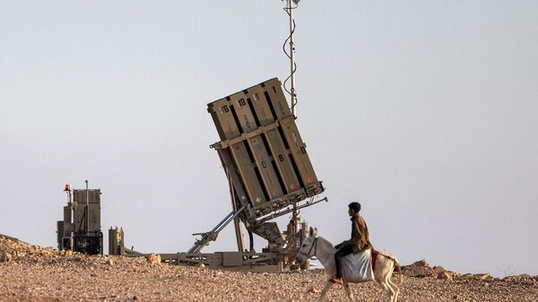 Un niño monta en burro cerca de una de las baterías del sistema israelí de defensa antimisiles Cúpula de Hierro, en una aldea no reconocida por las autoridades israelíes en el sur del desierto del Néguev, el 14 de abril de 2024.
 - Sputnik Mundo