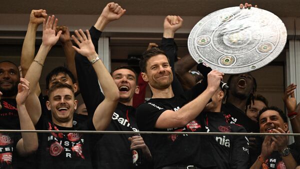 El director técnico Xabi Alonso festeja con los jugadores del Bayer Leverkusen el triunfo en la Bundesliga - Sputnik Mundo