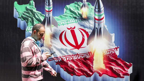 Anuncio en Irán representando el lanzamiento de misiles - Sputnik Mundo