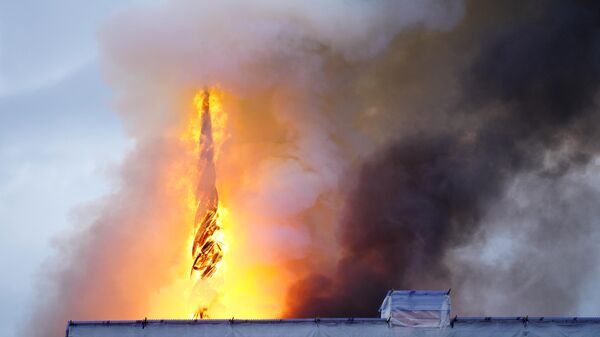 Incendio devasta edificio histórico de la Bolsa en Copenhague - Sputnik Mundo