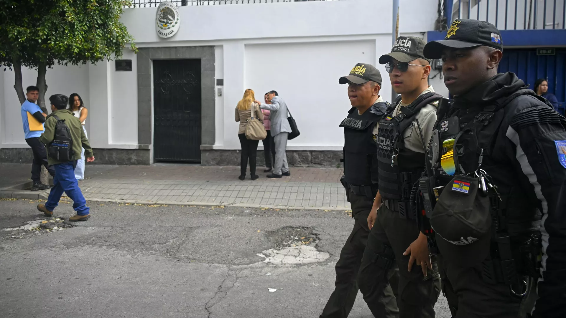 La policía de Ecuador irrumpió en la embajada de México en Quito el 5 de abril de 2024. - Sputnik Mundo, 1920, 16.04.2024