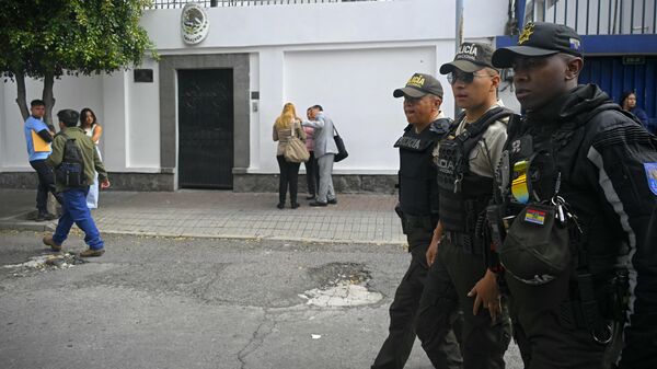 La policía de Ecuador irrumpió en la embajada de México en Quito el 5 de abril de 2024. - Sputnik Mundo