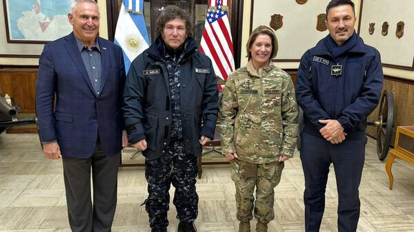 El presidente argentino Javier Milei junto a la general Laura Richardson, comandante del Comando Sur de EEUU. - Sputnik Mundo