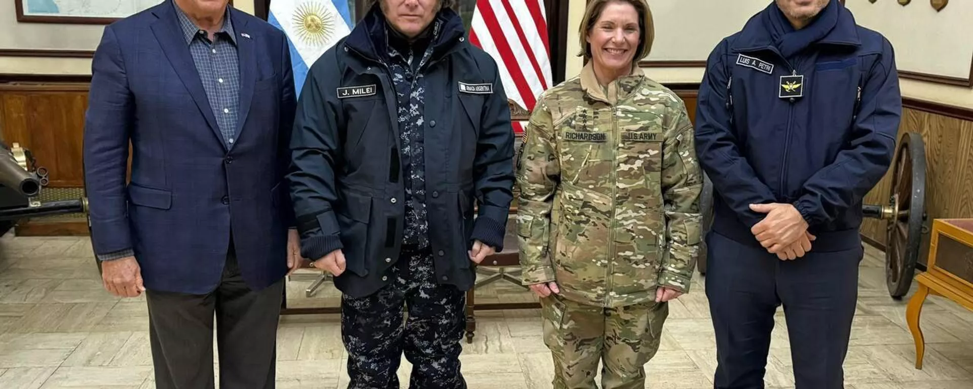 El presidente argentino Javier Milei junto a la general Laura Richardson, comandante del Comando Sur de EEUU. - Sputnik Mundo, 1920, 16.04.2024