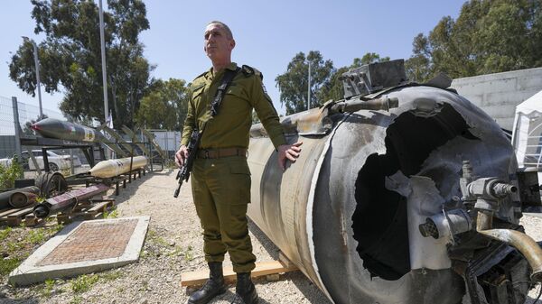 El portavoz militar israelí, Daniel Hagari, muestra a los medios uno de los misiles balísticos iraníes que Israel interceptó durante el fin de semana - Sputnik Mundo