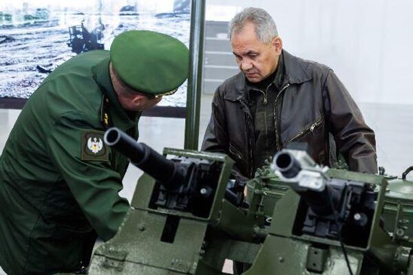 El ministro de Defensa ruso, Serguéi Shoigú, inspecciona muestras de armas avanzadas. - Sputnik Mundo