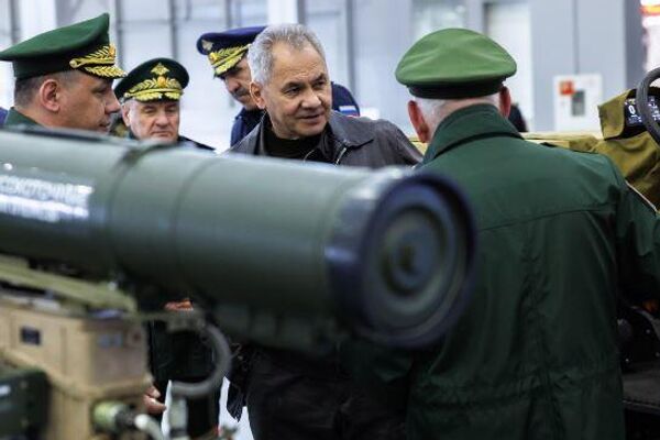 El ministro de Defensa ruso, Serguéi Shoigú, inspecciona muestras de armas avanzadas. - Sputnik Mundo