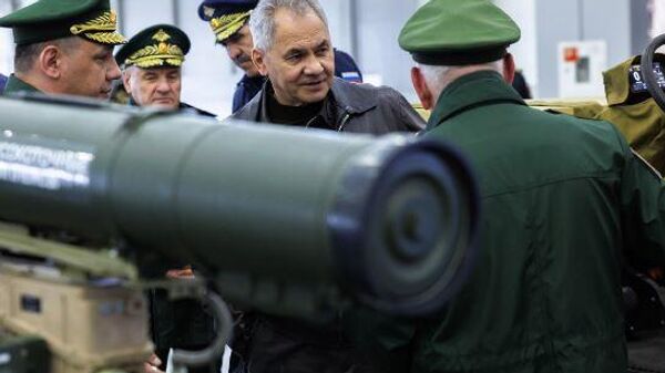 El ministro de Defensa ruso, Serguéi Shoigú, inspecciona muestras de armas avanzadas - Sputnik Mundo