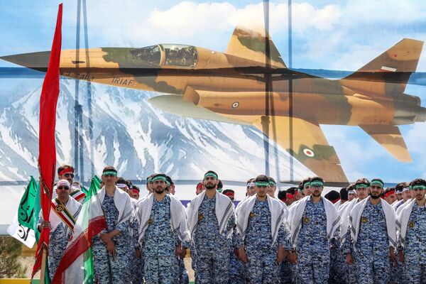 Soldados iraníes participan en un desfile militar durante la ceremonia de celebración anual del Día del Ejército. - Sputnik Mundo