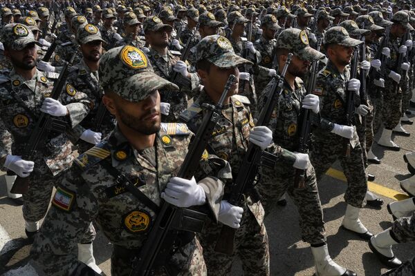 Miembros de las FFAA iraníes marchan durante el desfile en una base militar en el norte de Teherán. - Sputnik Mundo