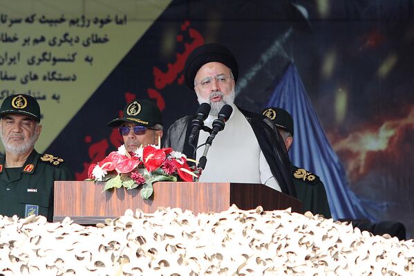 El presidente de Irán, Ebrahim Raisi, asiste a la ceremonia junto a oficiales de alto rango y comandantes. - Sputnik Mundo