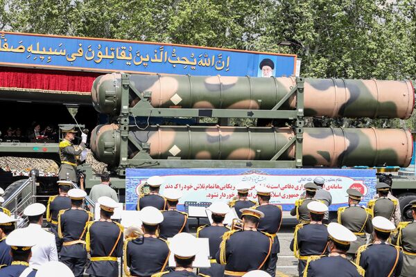 Un camión militar iraní transportando piezas de un sistema de misiles de defensa antiaérea S-300 de fabricación rusa. - Sputnik Mundo