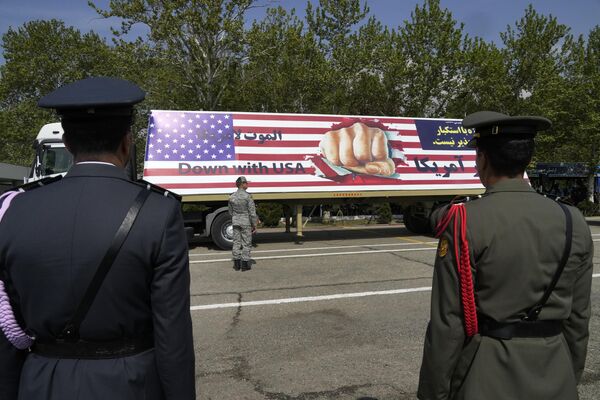 Una pancarta contra EEUU es trasladada en un camión. - Sputnik Mundo