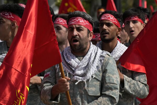 Tropas voluntarias de las Fuerzas Armadas iraníes marchando. - Sputnik Mundo