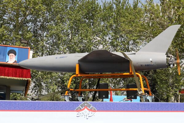 Durante el desfile militar en la capital persa, Teherán, el país demuestra su poderío militar, al exponer los misiles, aviones, drones y otros equipos que poseen las FFAA iraníes.En la foto: un camión militar transportando un dron Arash de fabricación iraní.  - Sputnik Mundo