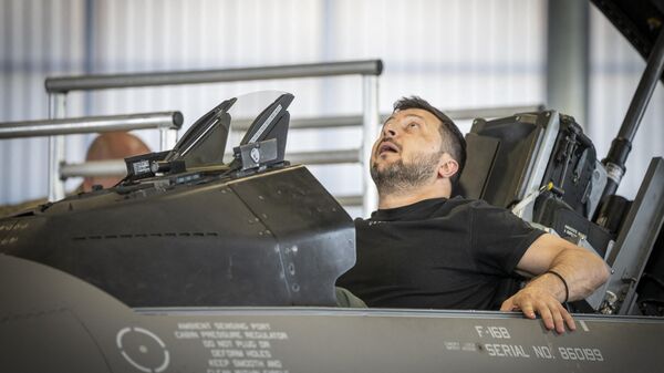 El presidente ucraniano, Volodímir Zelenski, en caza F-16 - Sputnik Mundo