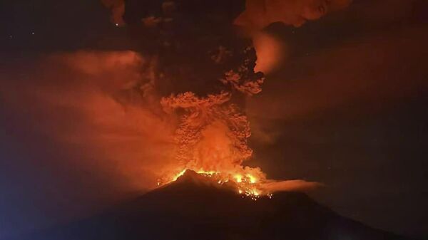 Erupción del volcán Ruang - Sputnik Mundo