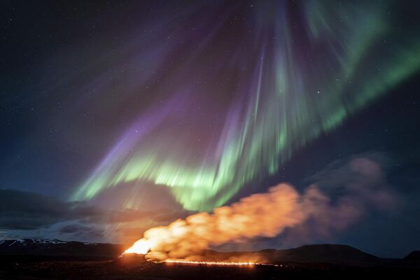 El volcán del suroeste de Islandia entró en erupción cuatro veces en los últimos meses.En la foto: el 16 de abril de 2024. - Sputnik Mundo