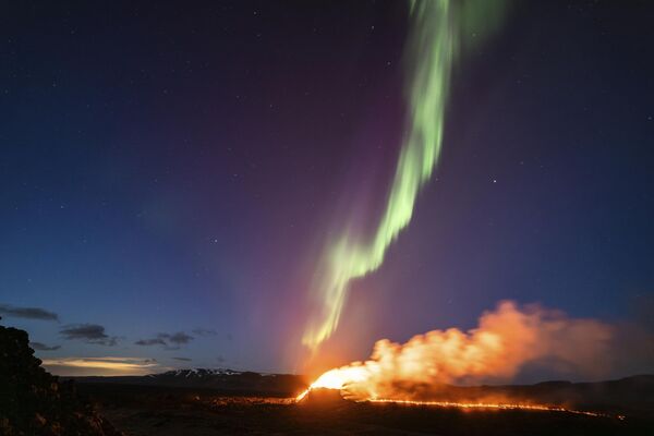 Islandia se caracteriza por una fuerte actividad volcánica, ya que alberga varios sistemas montañosos volcánicos. En 2010, la erupción del volcán Eyjafjallajökull causó problemas en el transporte aéreo en gran parte de Europa Occidental.En la foto: el 16 de abril de 2023. - Sputnik Mundo
